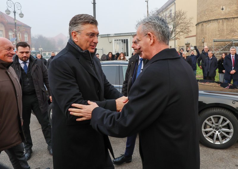 Plenković uputio božićnu čestitku zagrebačkom nadbiskupu: 'Radujemo se polnoćki'