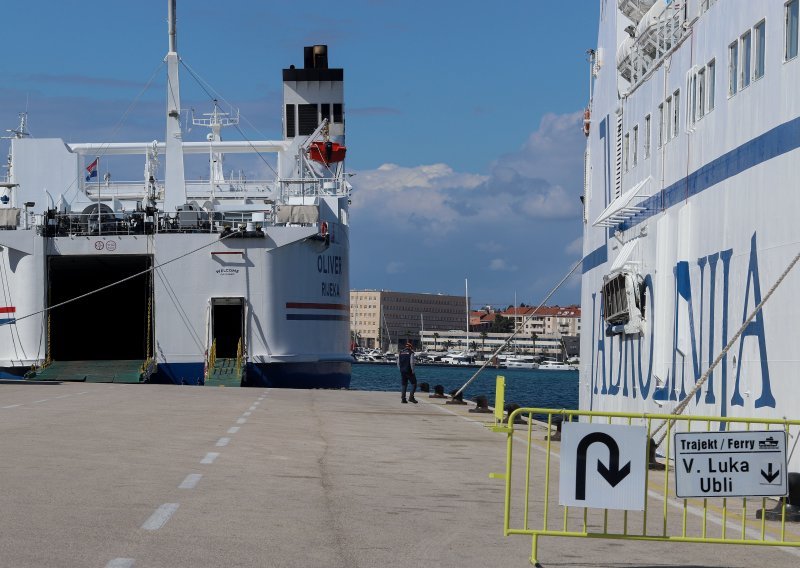 HAK: Ceste su skliske, a obustavljeno je i nekoliko trajektnih i brodskih linija