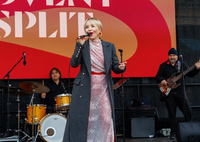 Blještava haljina uz strogi kaput: Danijela Martinović oduševila blagdanskim glamurom