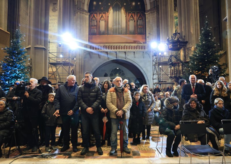 FOTO Pogledajte tko je sve bio na prvoj polnoćki u Zagrebačkoj katedrali od potresa