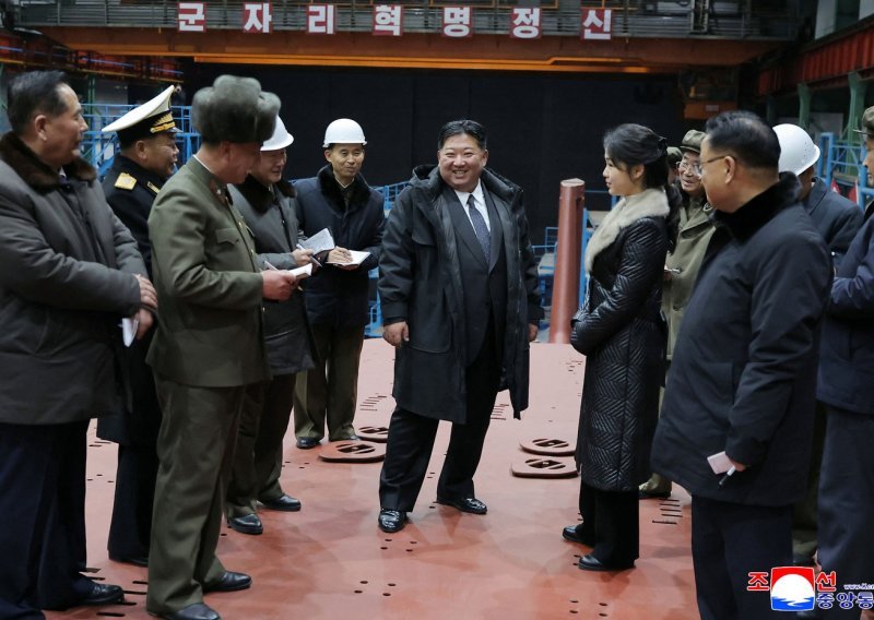 S. Koreja naoružava se do zuba: Kim Jong Un s kćerkom obišao novu podmornicu, nadgledao lansiranje