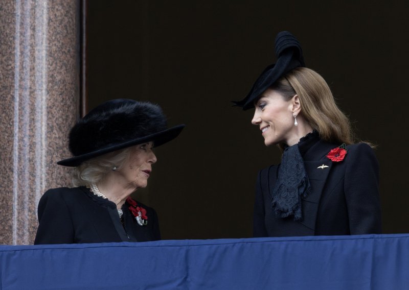 Ovakve raskošne poklone pod borom dobivaju kraljica Camilla i princeza Kate