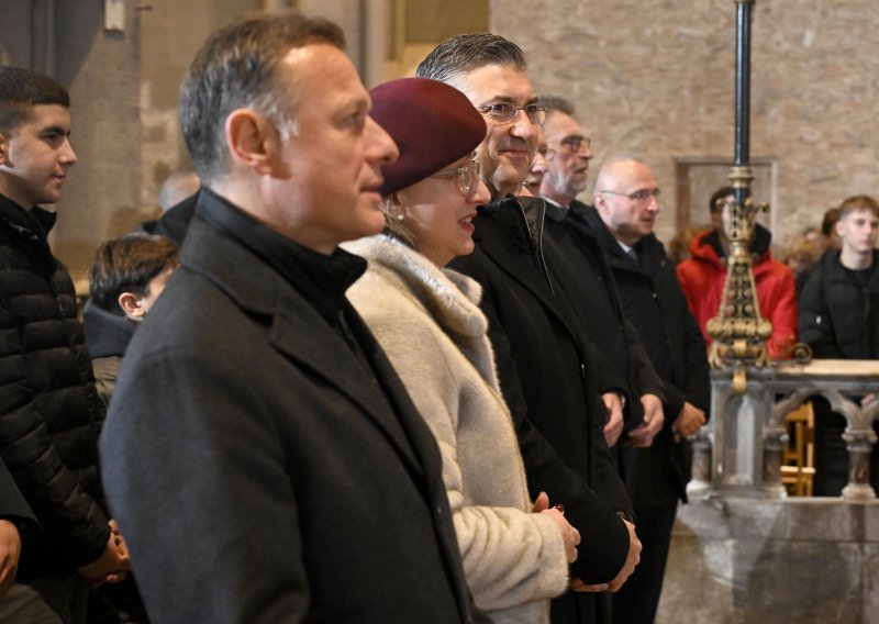 VIDEO/FOTO Božićna misa u Zagrebačkoj katedrali: Došli Plenković, Jandroković, Božinović...