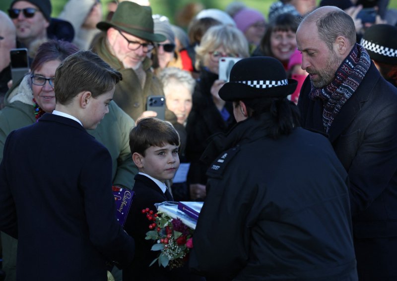 Nestašni princ opet u akciji: Louis ukrao show, pogledajte što je 'oteo' ocu iz ruku