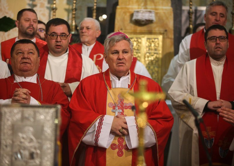 Na kraju mise u Sisku pozdravljeni strani radnici