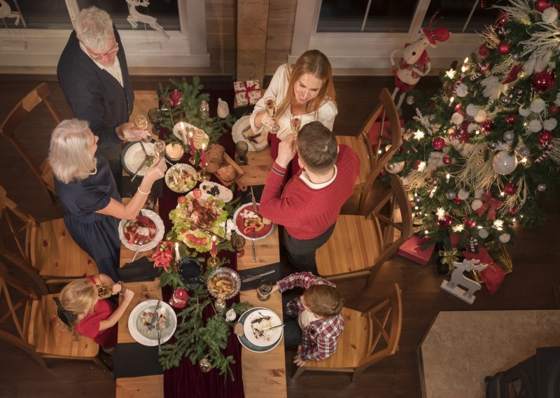 Evo što se zapravo događa s vašim mozgom i tijelom nakon što pretjerate s obilnim ručkom