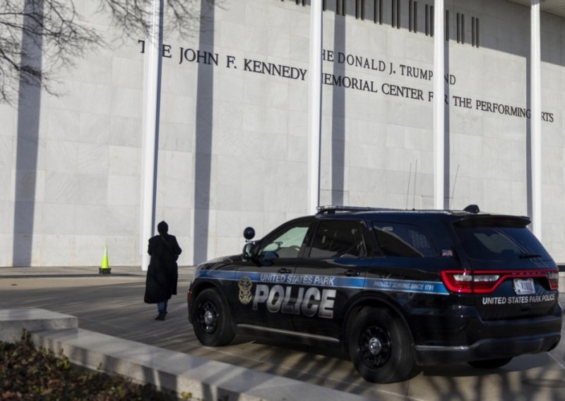Otkazan božićni jazz koncert u Kennedy centru jer je na zgradu dodano i ime Donalda Trumpa