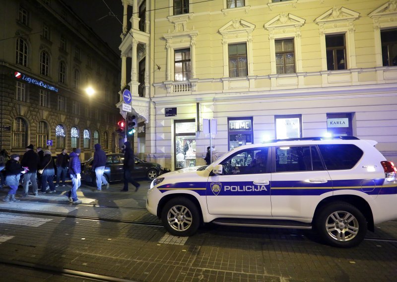 Teška nesreća u centru Zagreba: Autom pomeo semafor, udario u zgradu i radnika iz Nepala