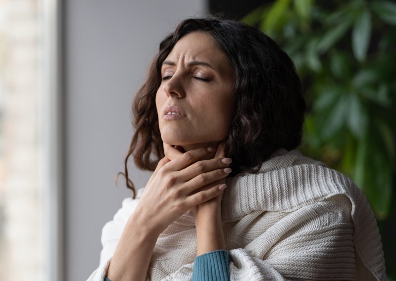 Grlo vas 'rastura'? Prije nego otrčite u ljekarnu, isprobajte saveznike iz kuhinje koji doista djeluju