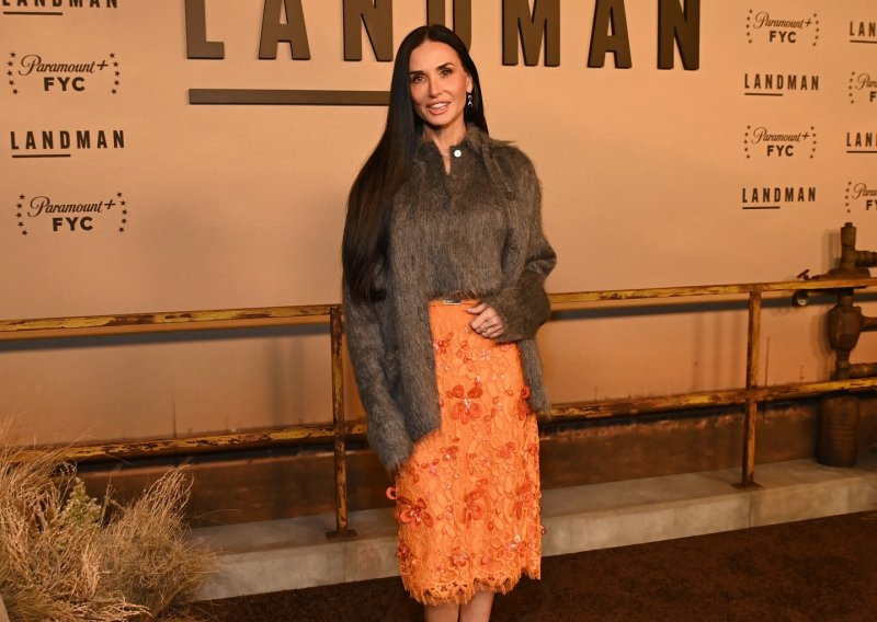 Svi je imamo u ormaru, a nosimo je potpuno pogrešno: Uz ovu boju siva odjeća izgleda tako moćno