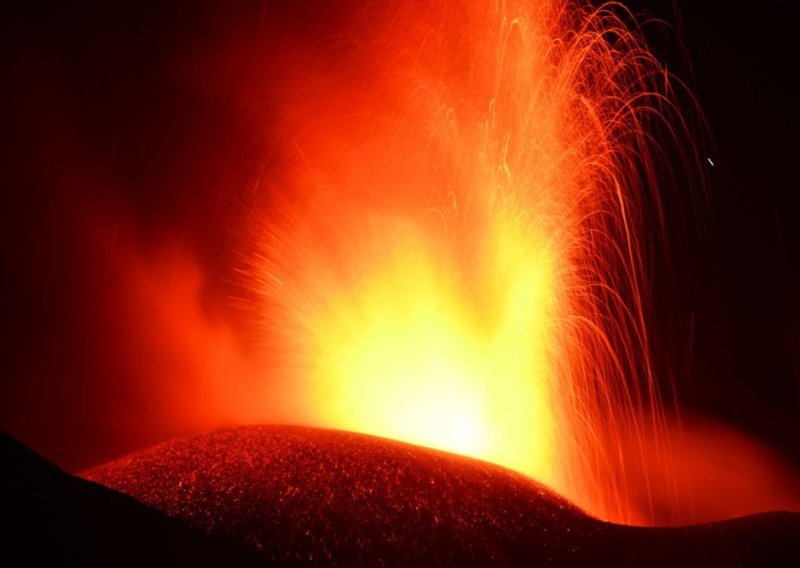 Probudila se Etna: Vulkan izbacuje lavu, pepeo pada po skijalištu
