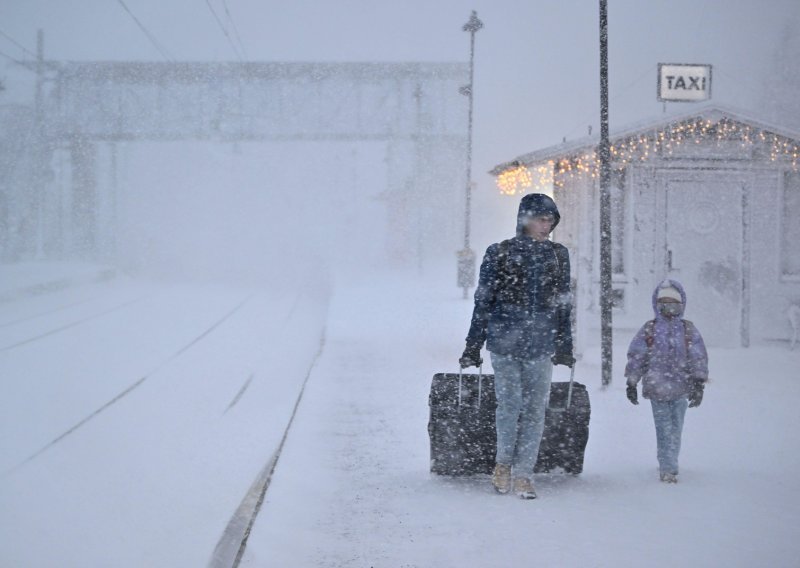 Oluja divlja Skandinavijom - tisuće bez struje, drvo usmrtilo muškarca