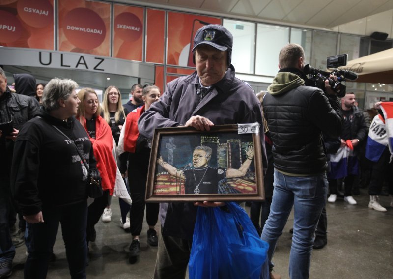 Fanovi pred Arenom uz Thompsonove pjesme: Pogledajte kako je izgledalo zagrijavanje