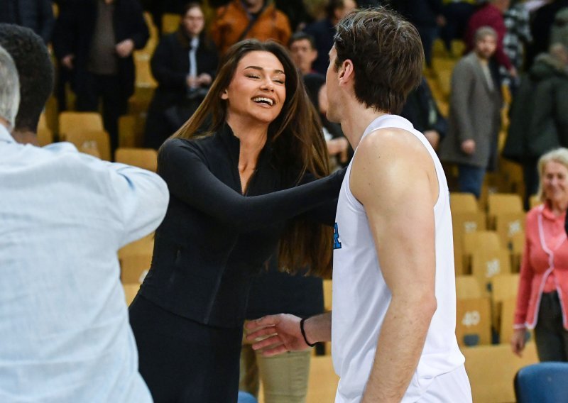 Poljupci sa zaručnikom: Ovako je Laura Gnjatović bodrila svog Filipa na tribinama