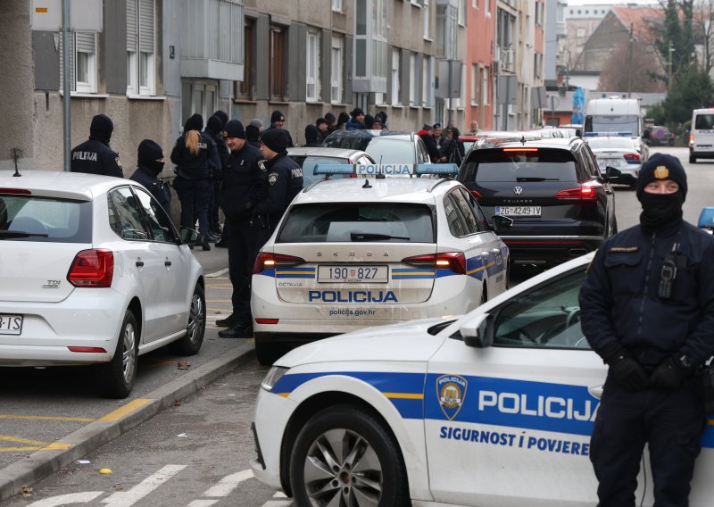 Keleminec i desničari došli pred Tomaševićev stan puštati Thompsona. Sve je puno policije