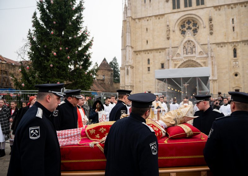 FOTO Stepinčeve relikvije vraćene u zagrebačku katedralu, okupilo se mnoštvo vjernika