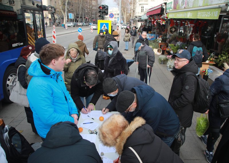 U Srbiji se skupljaju potpisi za izvanredne izbore: Neočekivano veliki odaziv