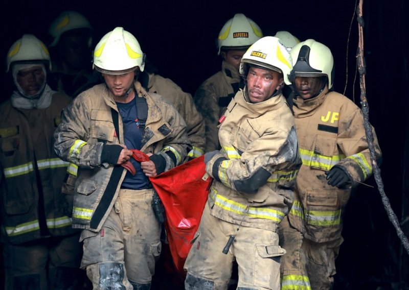16 osoba poginulo u požaru doma za starije osobe, vatrogasci spašavaju zarobljene
