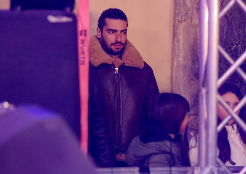 Glavna atrakcija u publici: Šime Elez ne odvaja se od Maje ni kad treba stajati na hladnoći