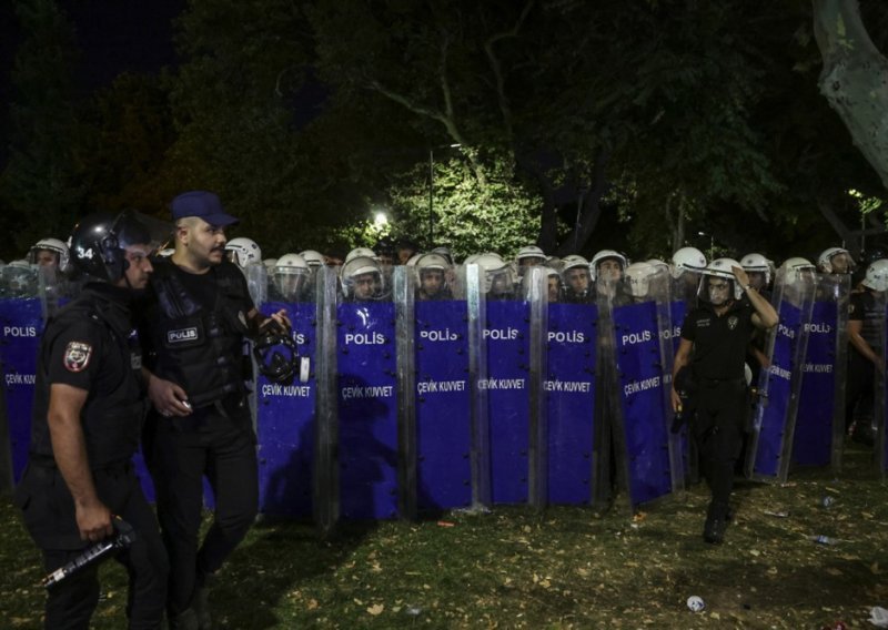 Turski policajci ozlijeđeni u sukobu s militantima ISIL-a, planirali su novogodišnje napade