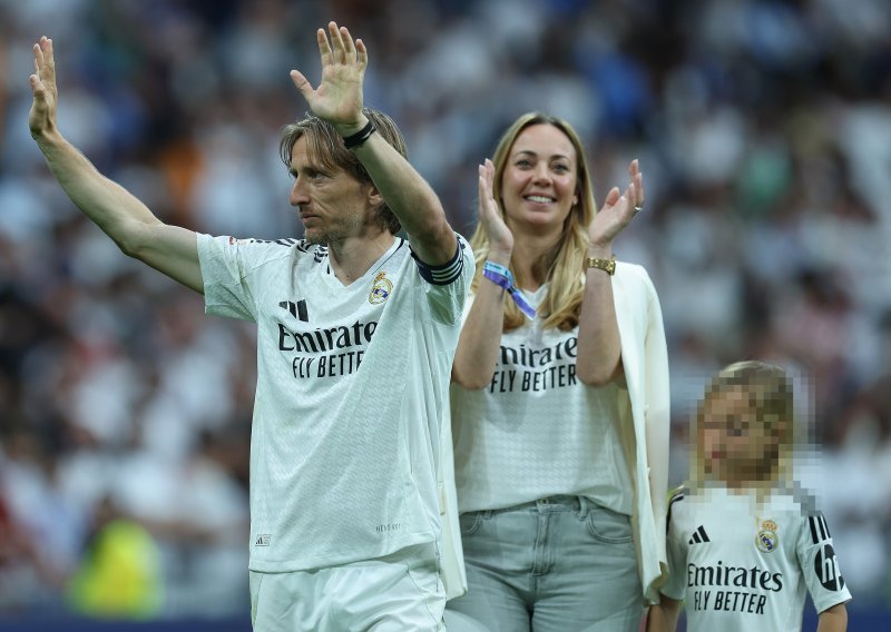 Luka Modrić na San Siro stigao u upečatljivoj jakni, ali pozornost je privukao mobitel u ruci