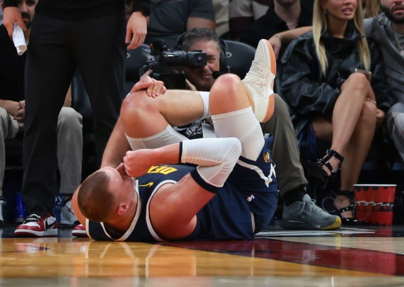 Nikola Jokić se teško ozlijedio? Pao je na teren i previjao se od bolova...
