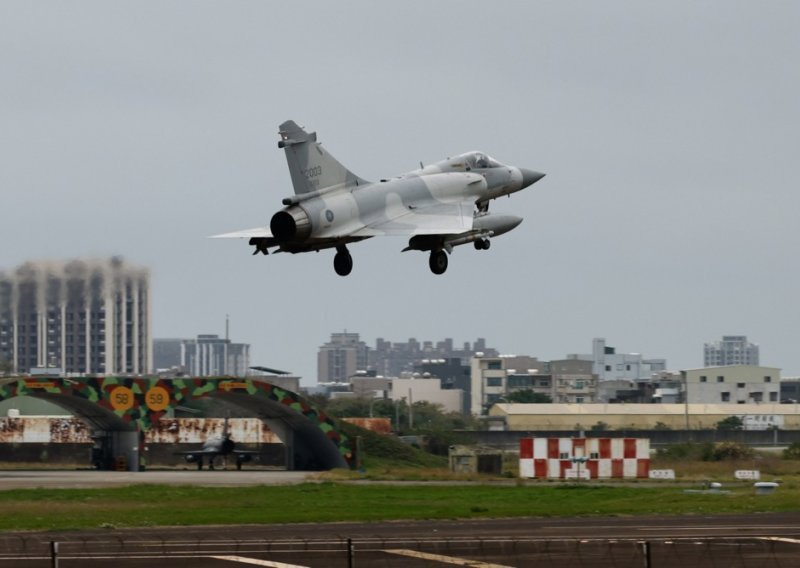 Kina ispalila rakete prema Tajvanu, zatvoren zračni prostor