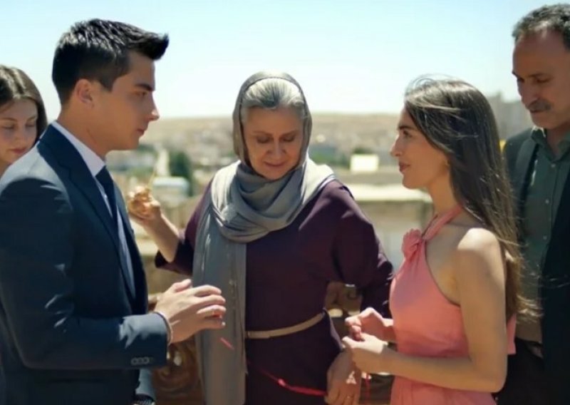 Snijeg, minus i dobra atmosfera: Ovako ekipa 'Dalekog grada' uživa 'zarobljena' u zimskoj idili