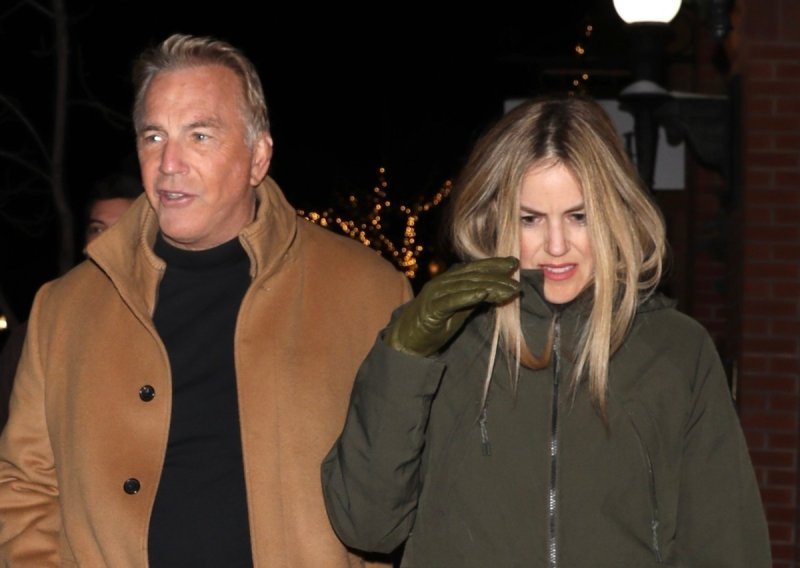 Aspen, prijatelji i nova ljubav: Kevin Costner 'uhvaćen' s 24 godine mlađom novom djevojkom