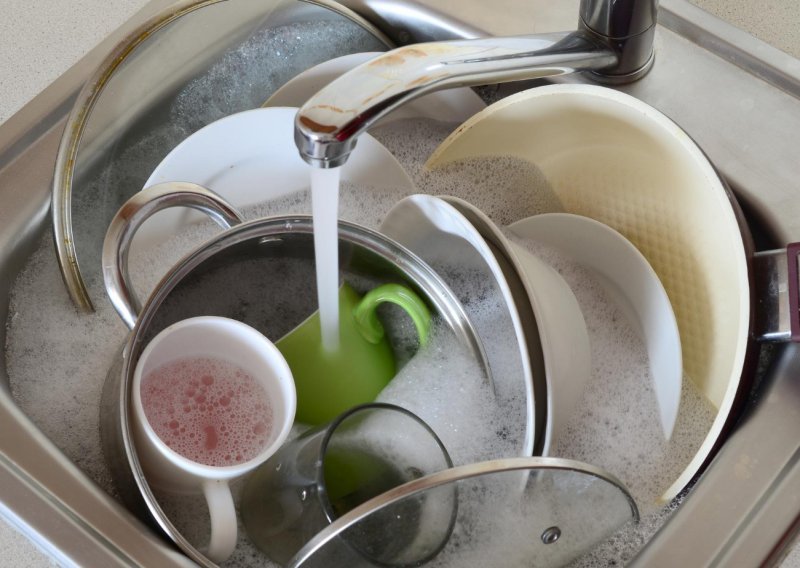 Stručnjaci otkrivaju istinu o čestoj navici u kuhinji koja će vas zgroziti