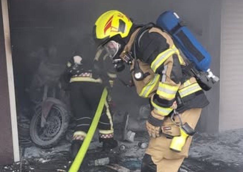 Eksplozija u garaži na Jarunu, vatra krenula od romobila, muškarac teško ozlijeđen