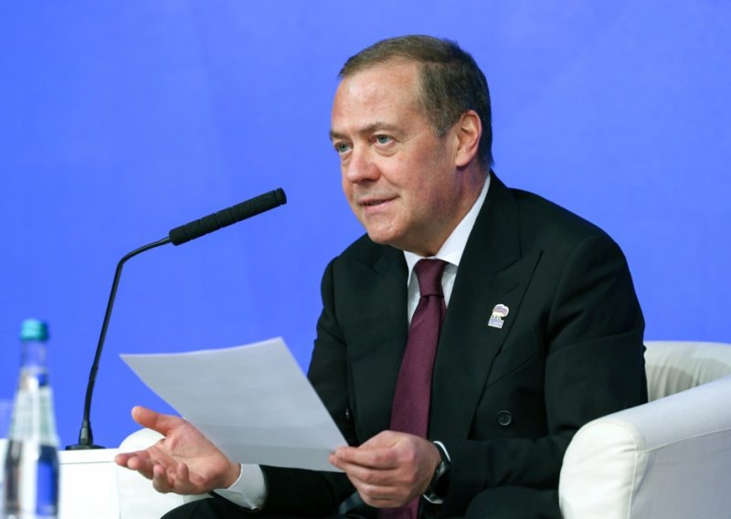 Medvedev nastavlja divljačko vrijeđanje Zelenskog: 'Njegovo truplo treba izložiti'