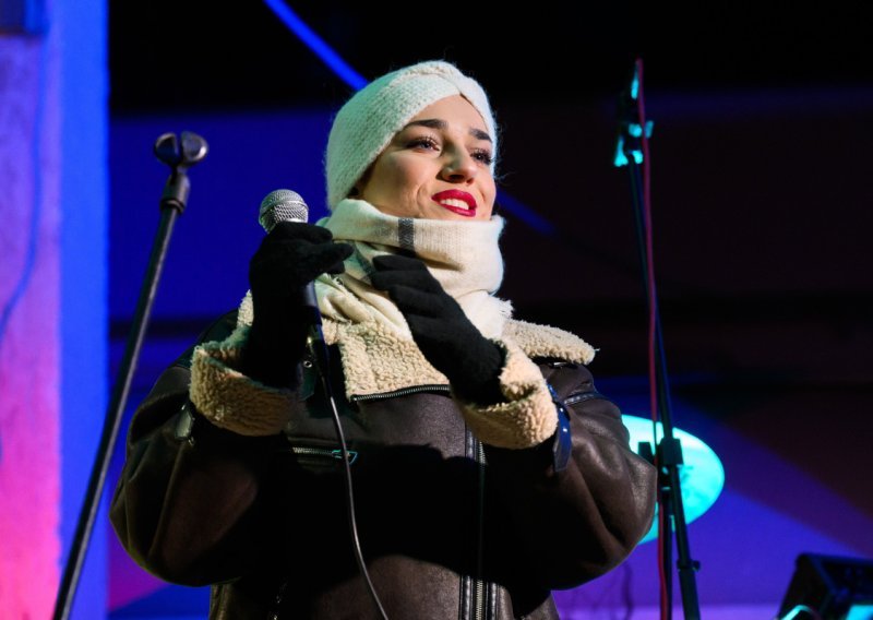 Spremna na udare bure: Pjevačica Magazina stigla na koncert zabundana do neprepoznatljivosti