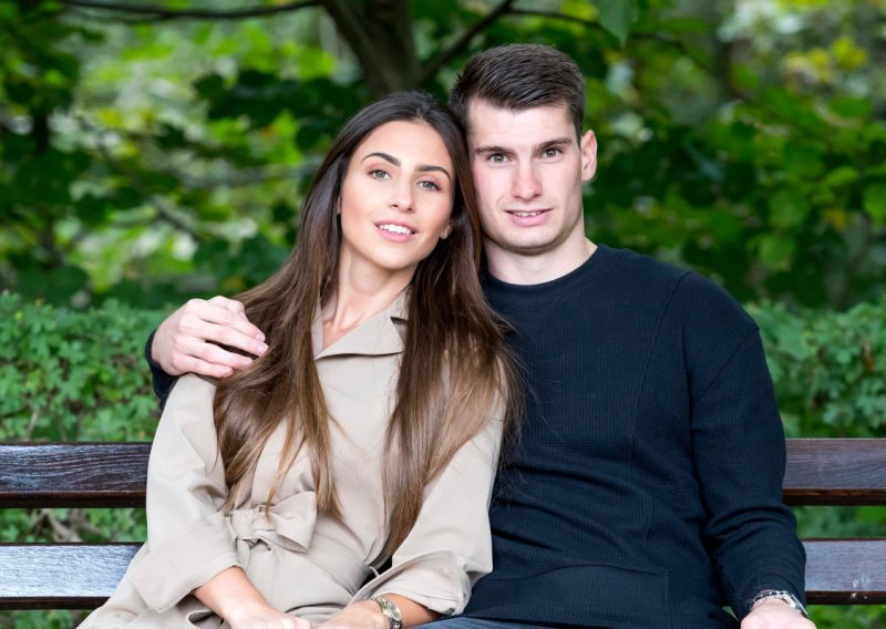 Prvi Božić u četvero: Livakovići pokazali kakva blagdanska čarolija vlada u njihovom domu