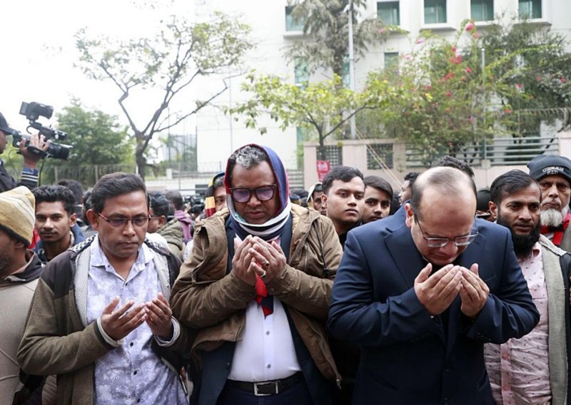 Stotine tisuća ljudi na ispraćaju bivše premijerke Bangladeša