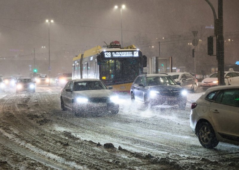 Obilan snijeg u Poljskoj: Kolone automobila duge do 20 kilometara
