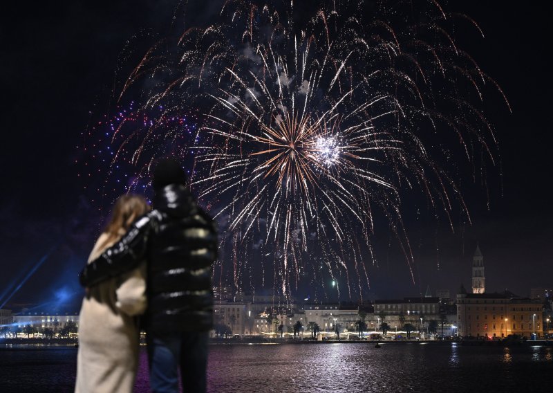 Pogledajte kako je izgledala najluđa noć: Ovako su hrvatski gradovi ušli u novu 2026. godinu