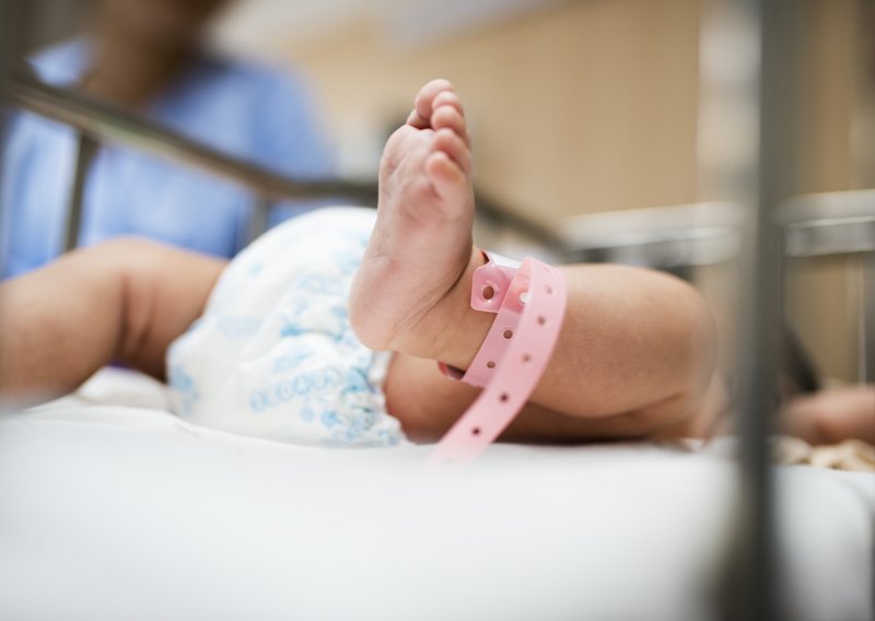 Prva beba u 2026. rođena u Šibeniku, minutu kasnije dječji plač se čuo u Rijeci i Varaždinu