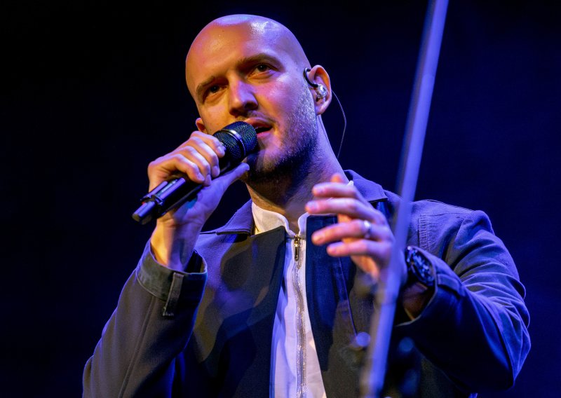 Domaći pjevač pohvalio se sretnom viješću: Točno u ponoć rodila se malena princeza