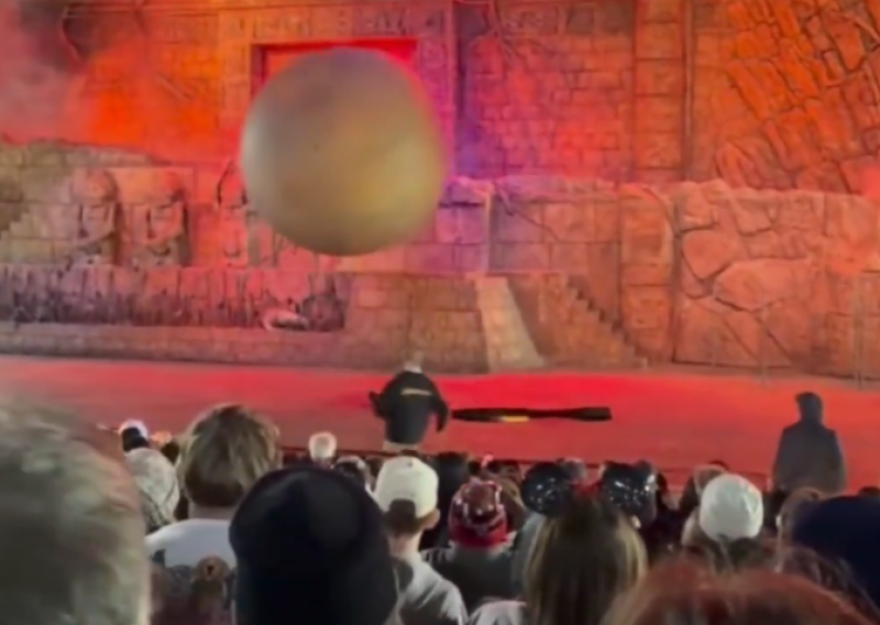 Golema kugla teška 180 kg počela se kotrljati prema publici, a onda je uskočio hrabri radnik