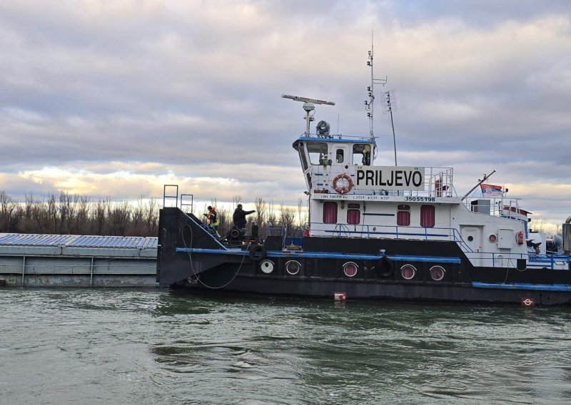 Izbjegnuta katastrofa: Izvučena barža s umjetnim gnojivom koja se nasukala u Dunavu
