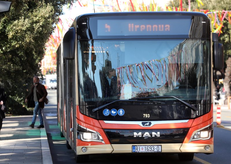 Pijani mladić ukrao gradski autobus u Rijeci pa skrivio nesreću
