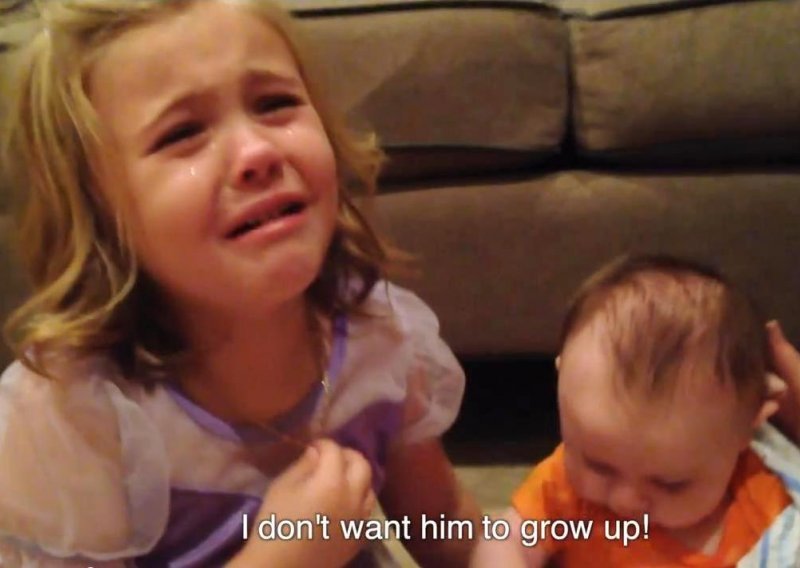 Rasplakala se kad je saznala da će joj mali brat narasti