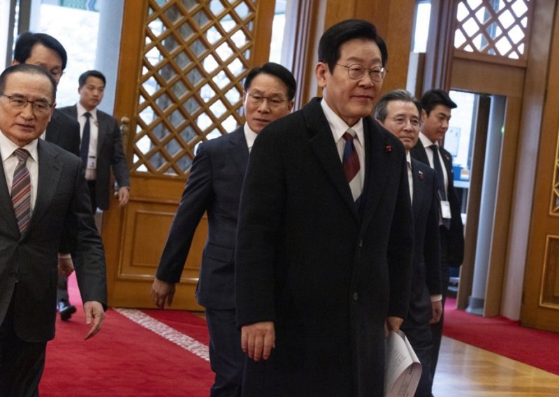 Južnokorejski predsjednik s više od 200 ljudi stigao u Kinu