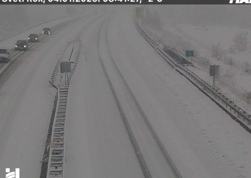 FOTO Autoput kroz Slavoniju i Liku prekriven snijegom, dvije nesreće na A3