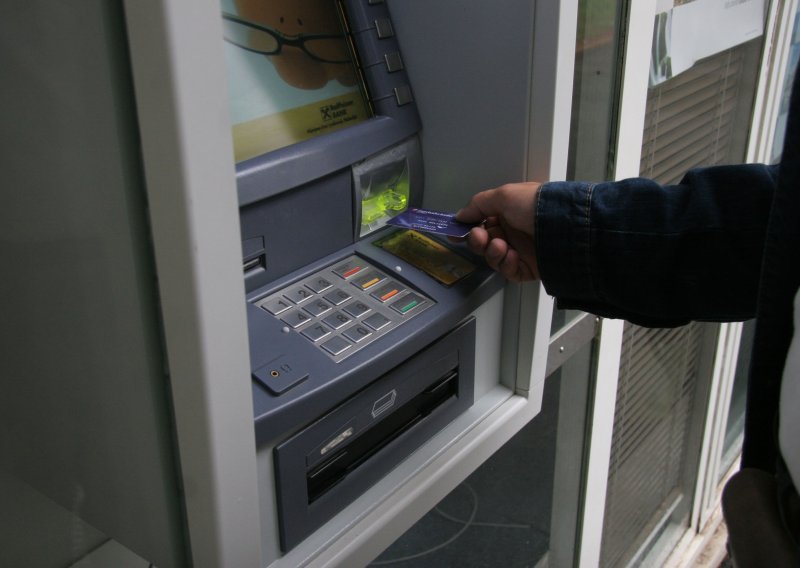 Umirovljenici ljuti: Besplatan račun u bankama politička je podvala, Vlada je sve znala