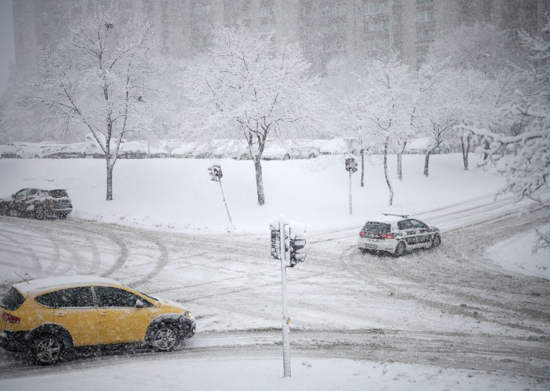 Snijeg izazvao kaos u BiH: Magistralni putevi zameteni, promet blokiran