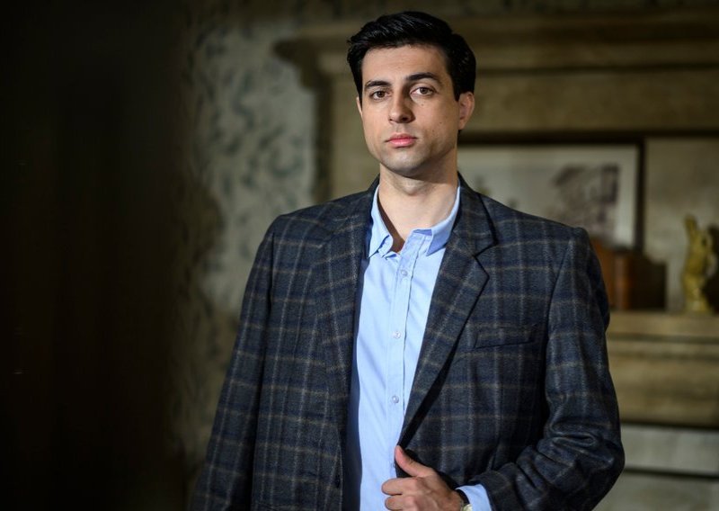 Tko je zgodni Jakov: U popularnoj seriji osvaja šarmom i stavom, a izvan seta ne trči za pažnjom