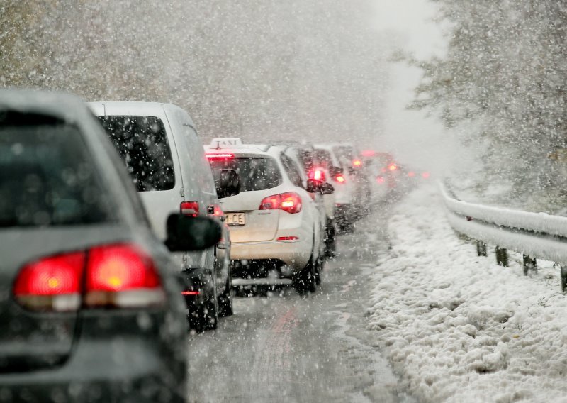 Snijeg prijeti zamesti velik dio zemlje, a orkanska bura mogla bi mu u tome pomoći