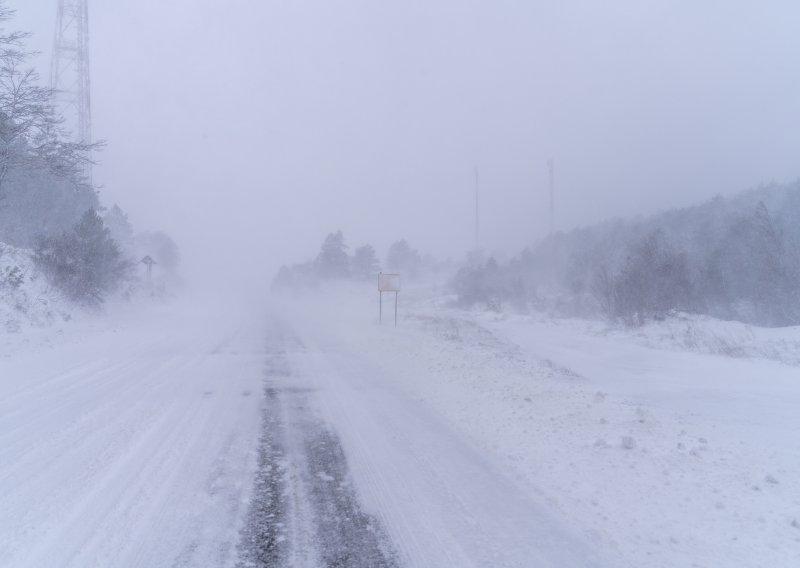 Snijeg zatrpao i susjednu zemlju: Izdano upozorenje za kamione